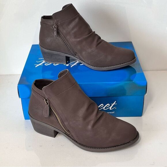 Easy Street Gusto Ankle Bootie - Picture 1 of 6
